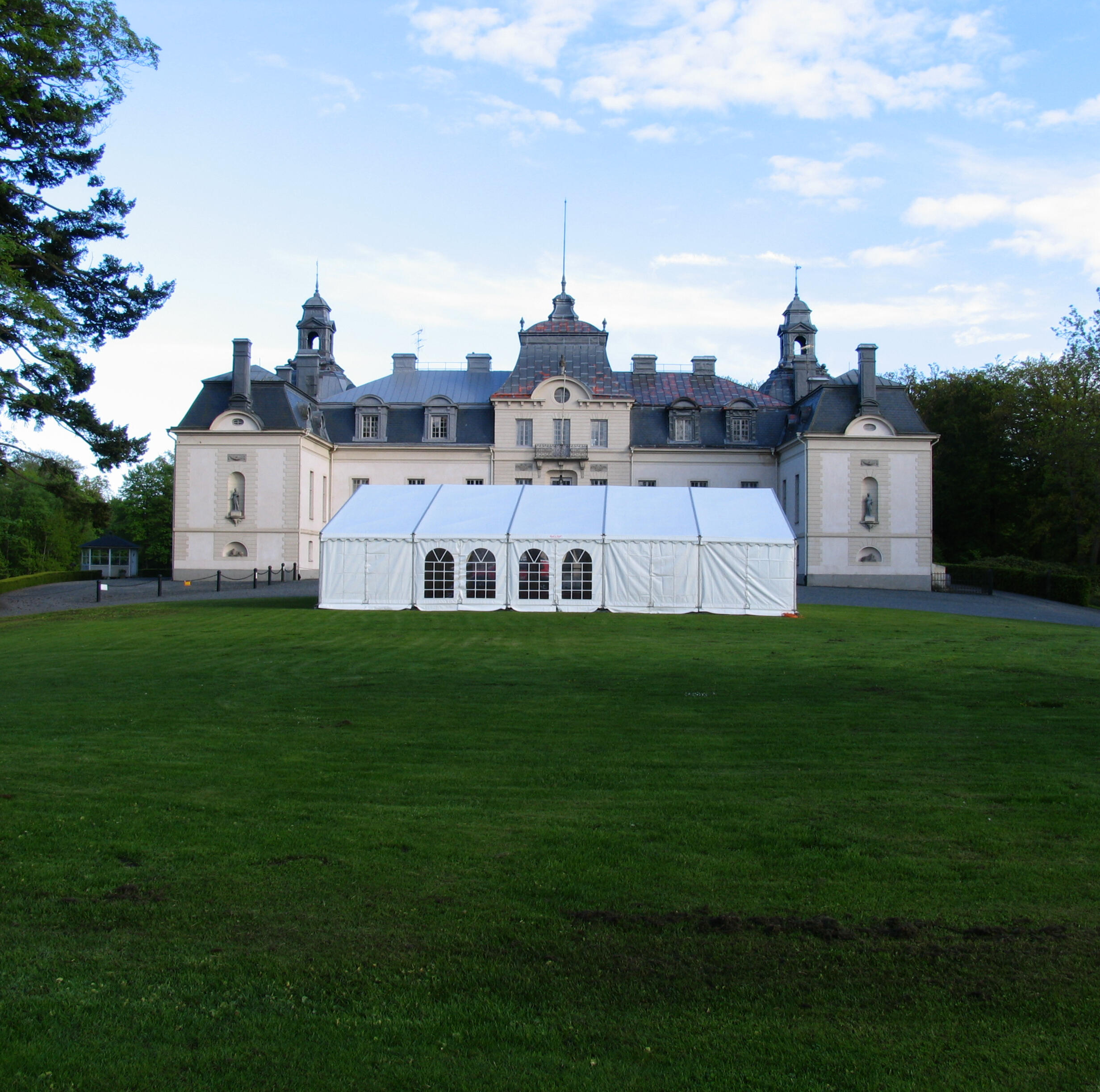 Hyra tält Österlen Hyr tält och möbler på Österlen hos Österlens Tältuthyrning. Vi levererar och transporterar till bra priset.